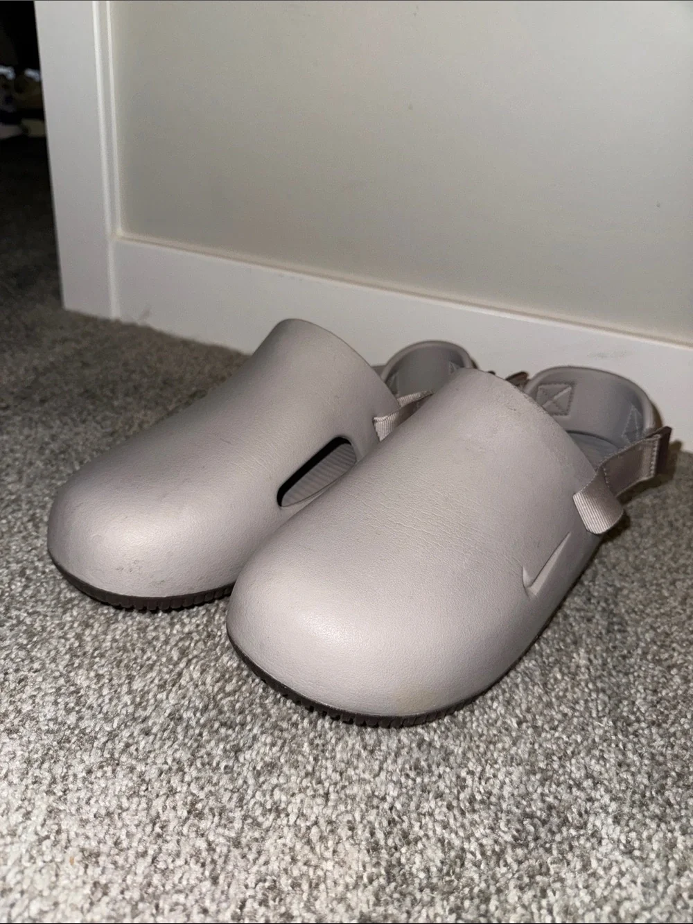 Nike size M10 Slip-On Sandals light grey
